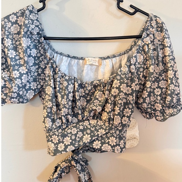 Altar'd State Tops - Altar'd State Floral Puff Sleeve Tie Front Crop Top Green Ivory S NWT